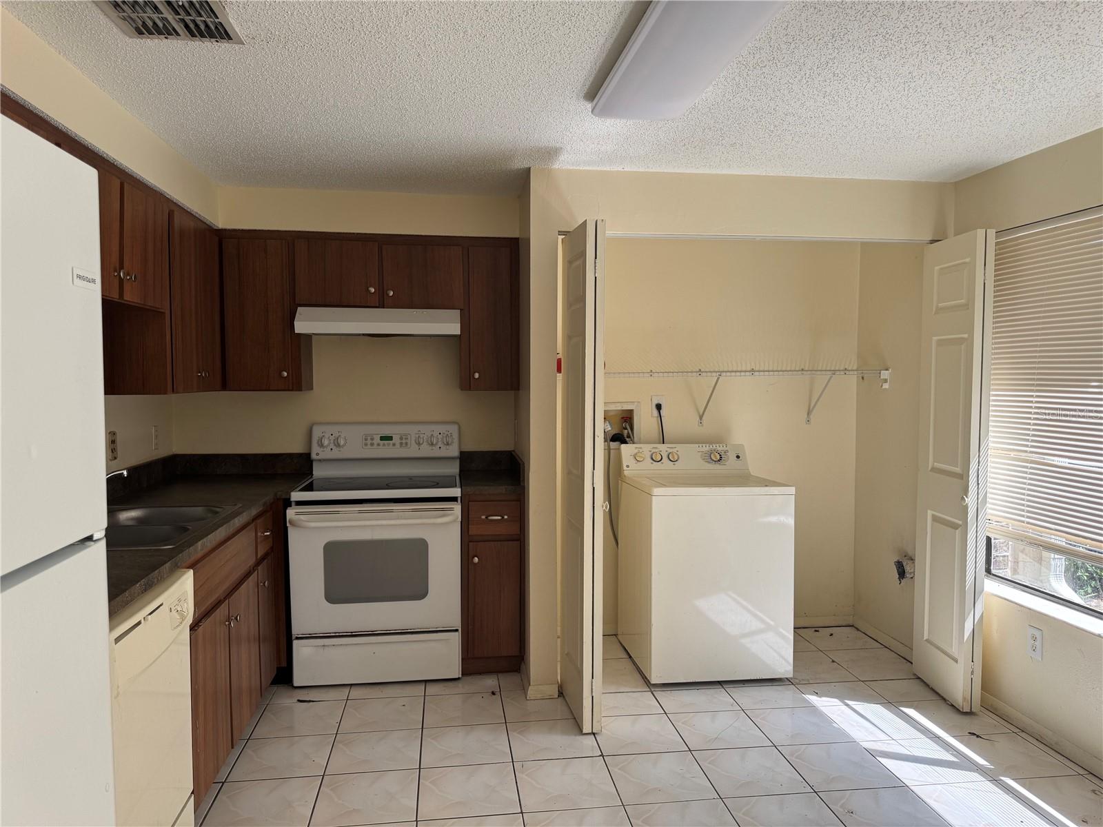 Image 3 of 8 For 4908 Silver Oaks Village A