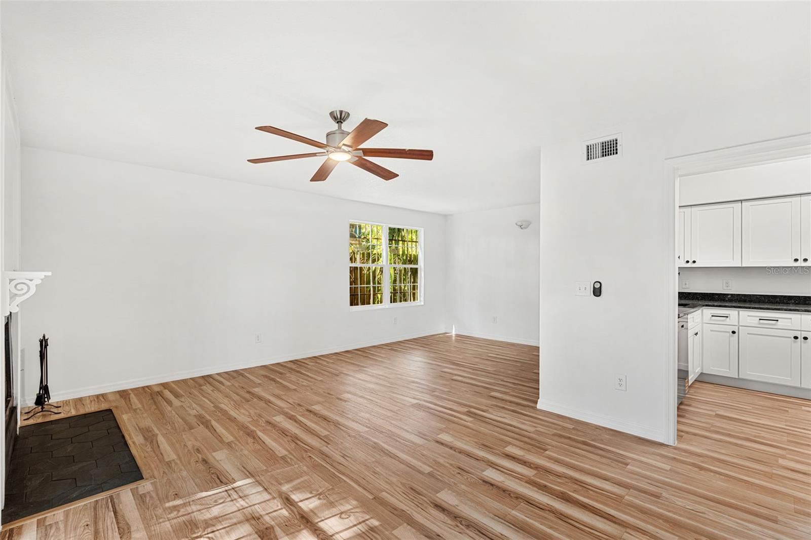 Image 5 of 23 For 724 Edgewater Drive