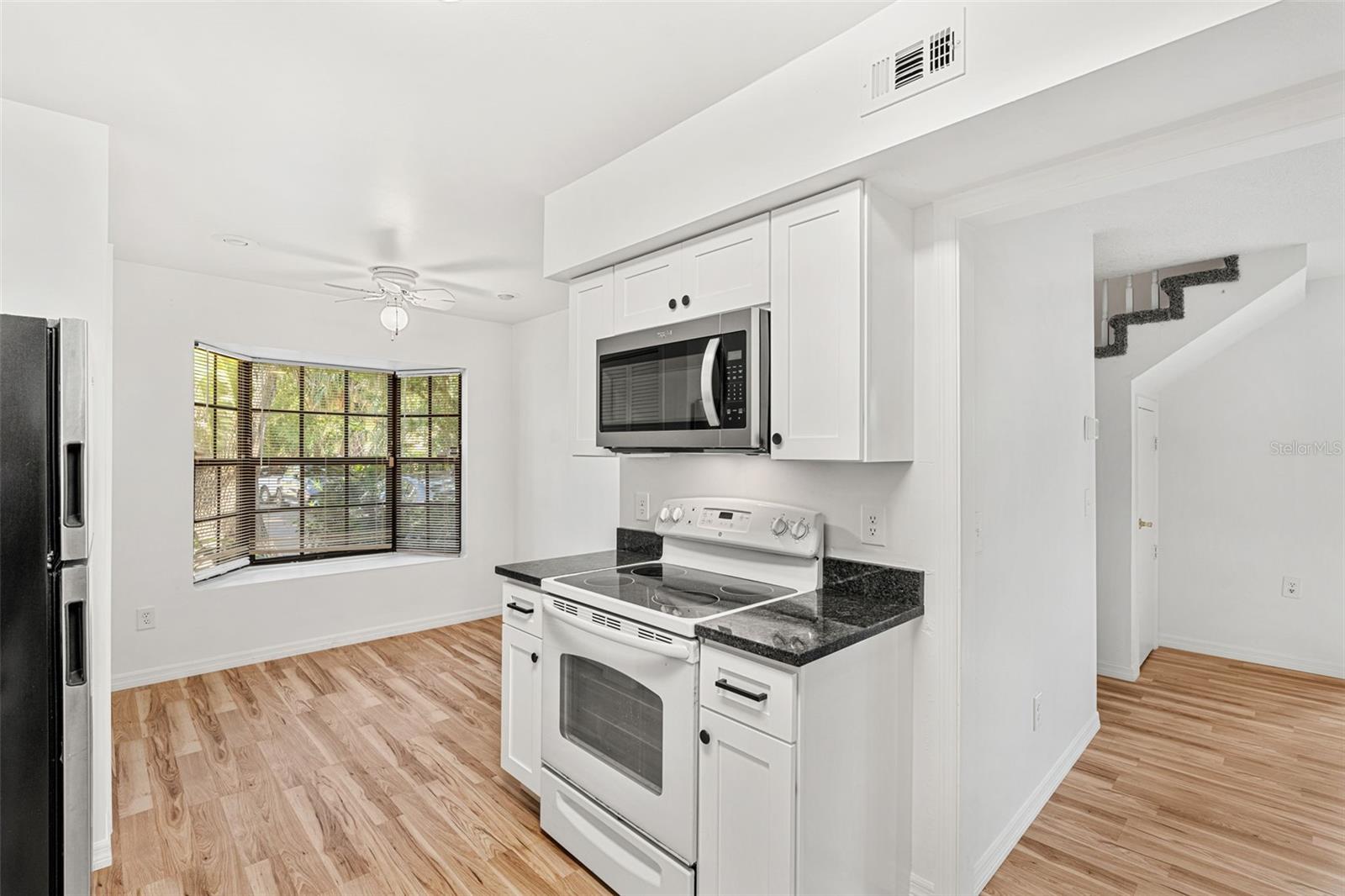 Image 7 of 23 For 724 Edgewater Drive