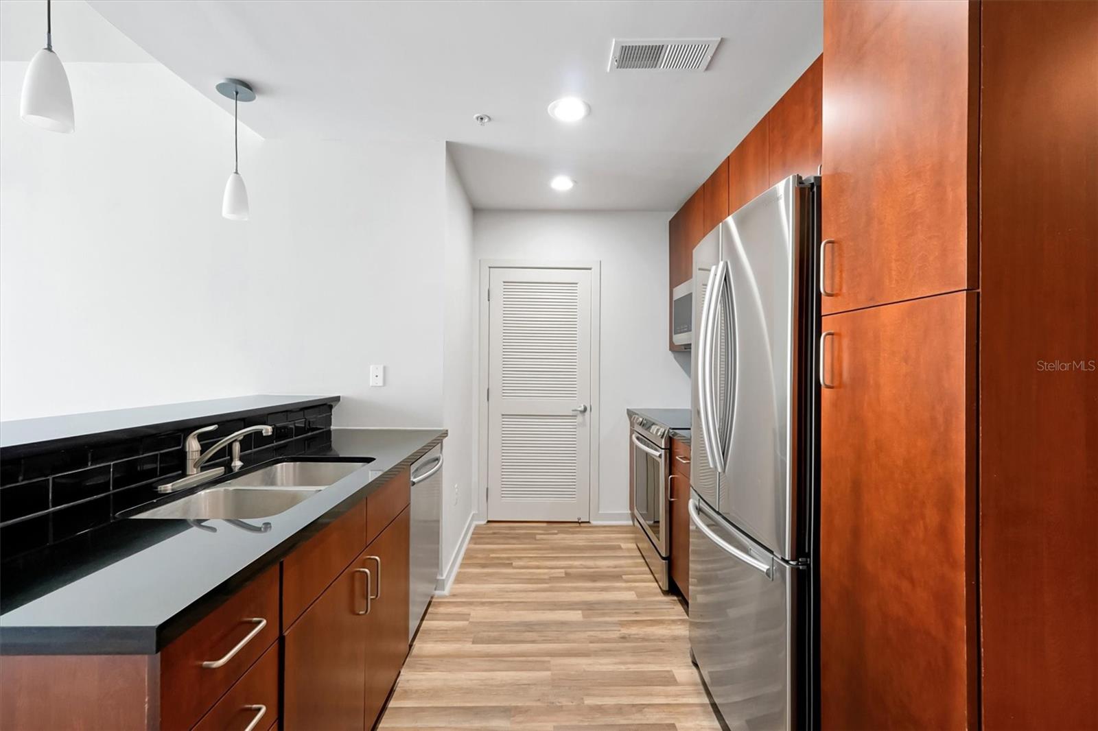Image 12 of 58 For 155 Court Avenue 1604