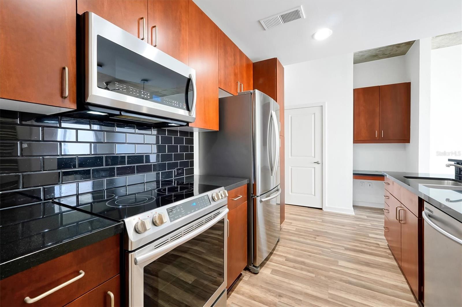Image 14 of 58 For 155 Court Avenue 1604
