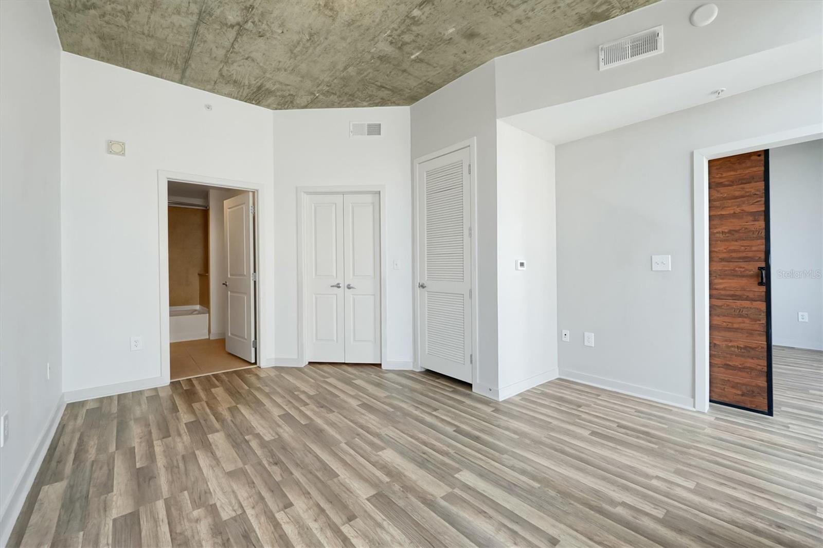 Image 15 of 58 For 155 Court Avenue 1604