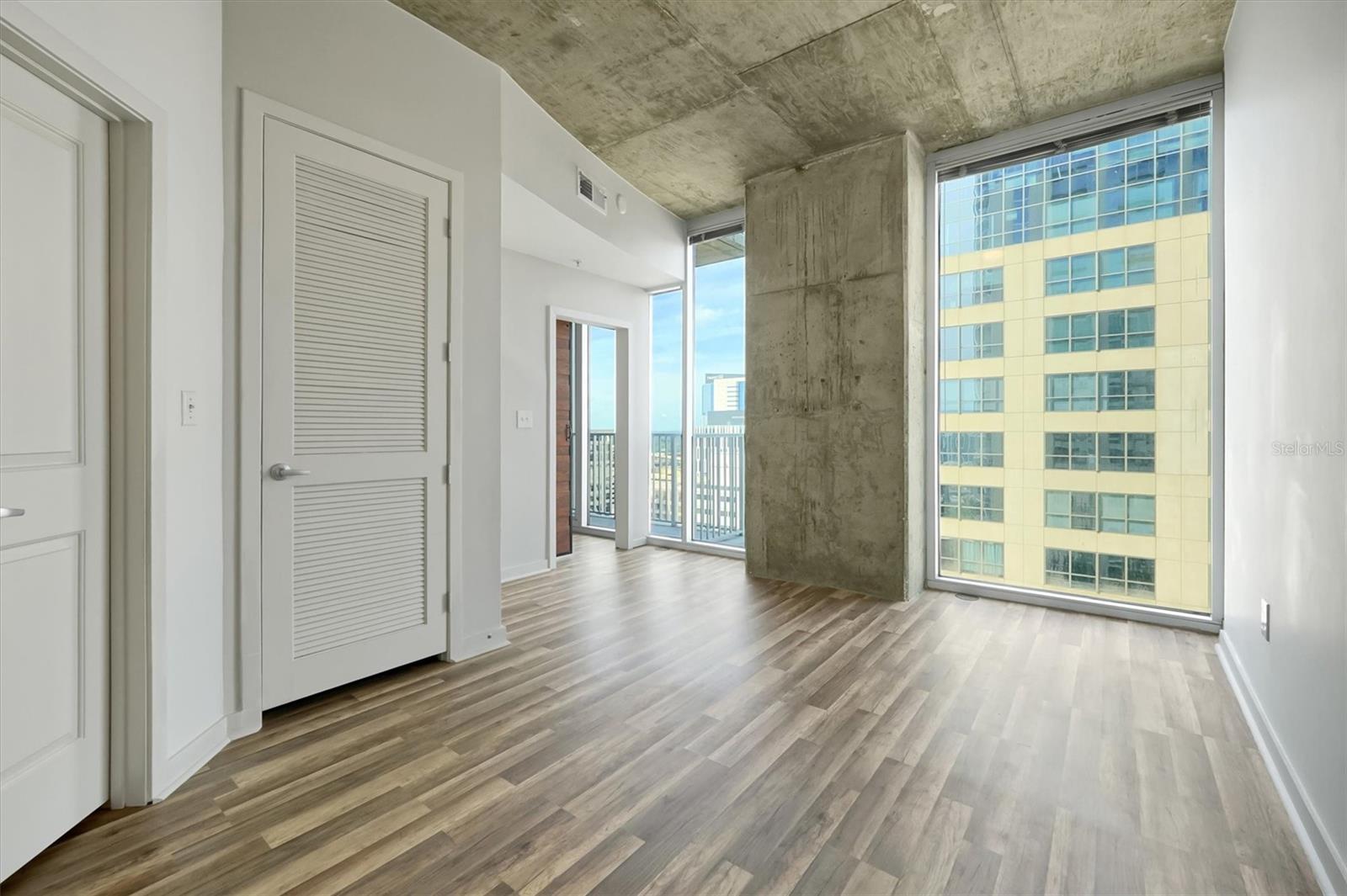 Image 16 of 58 For 155 Court Avenue 1604