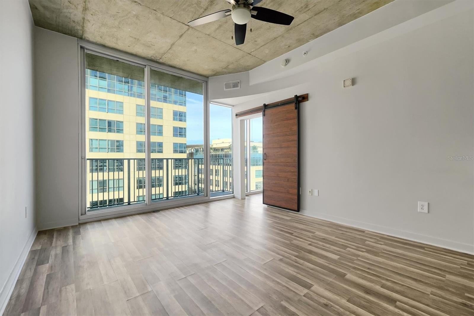 Image 6 of 58 For 155 Court Avenue 1604