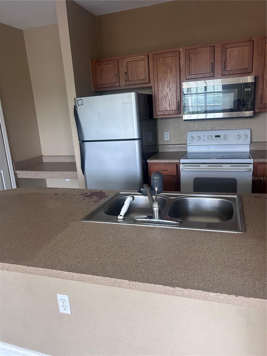 Image 4 of 9 For 8213 Claire Ann Drive 203
