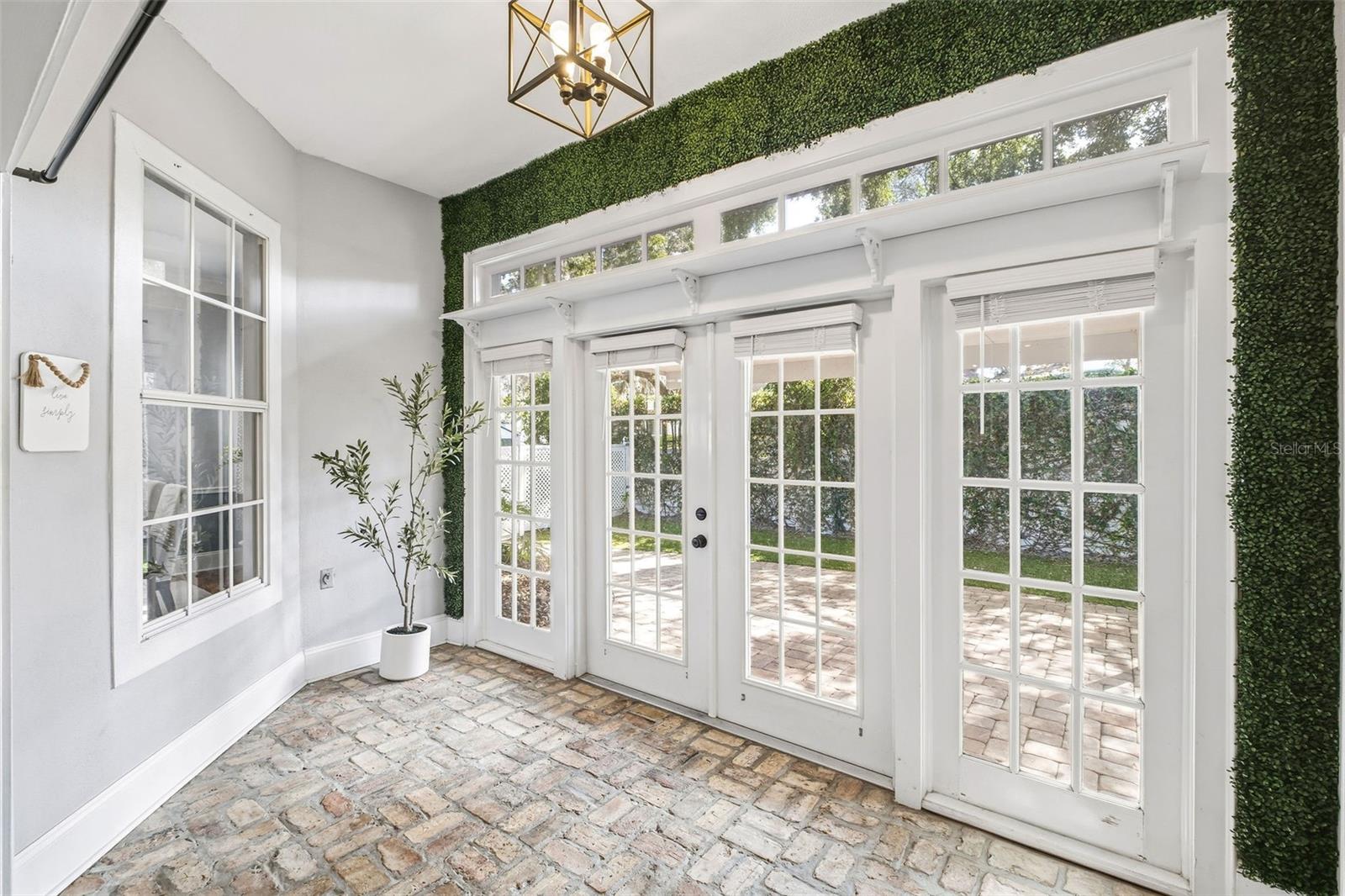 Image 24 of 37 For 601 Lake Harbor Circle