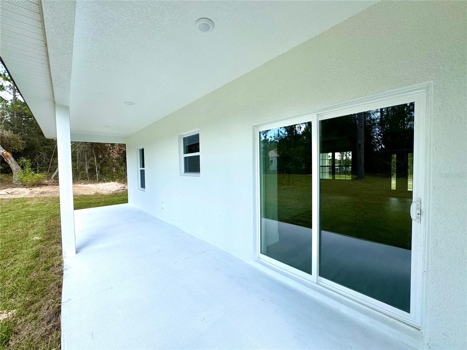 Listing photo id 8 for 2077 Linden Drive