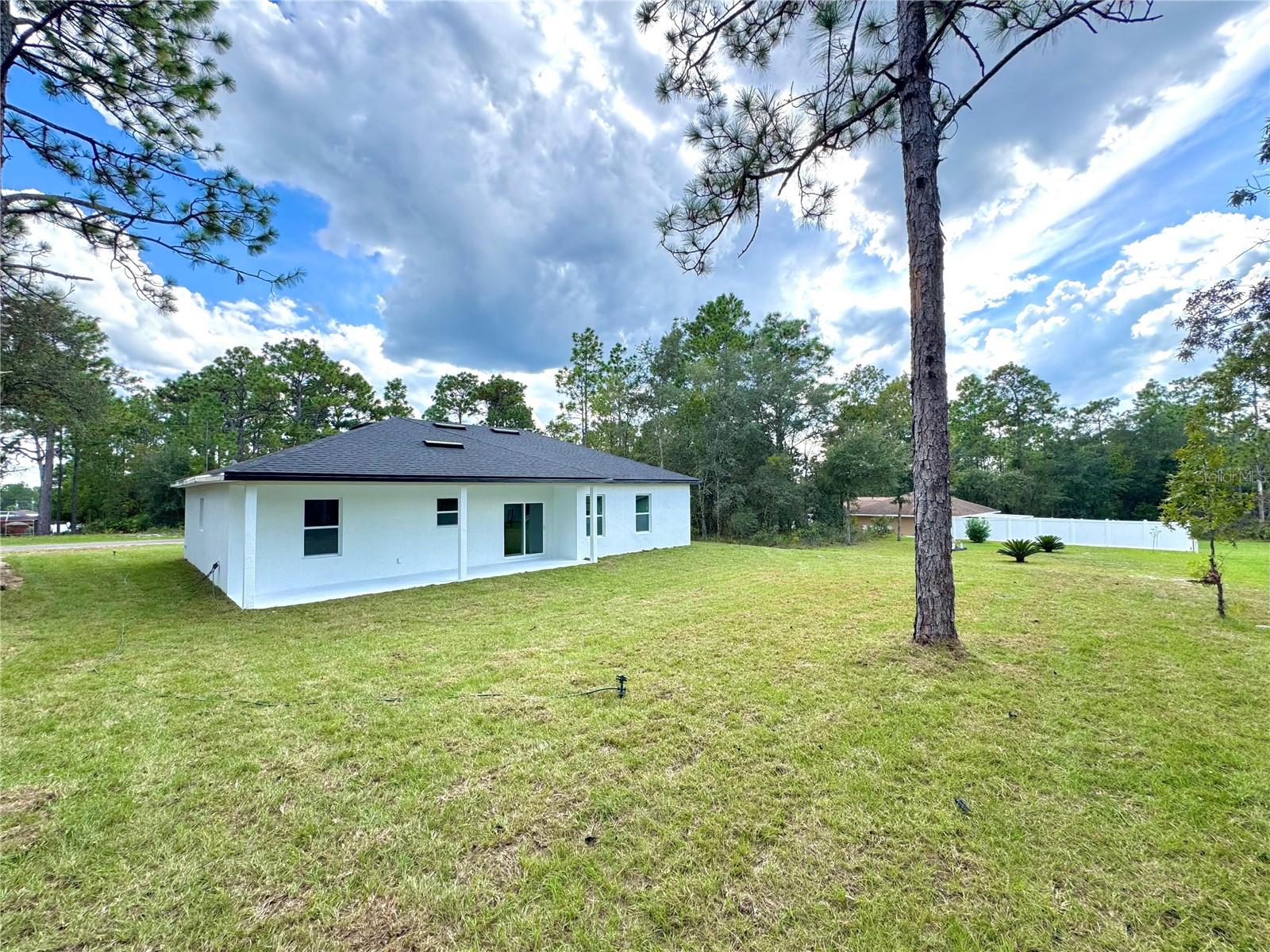 Listing photo id 6 for 2077 Linden Drive