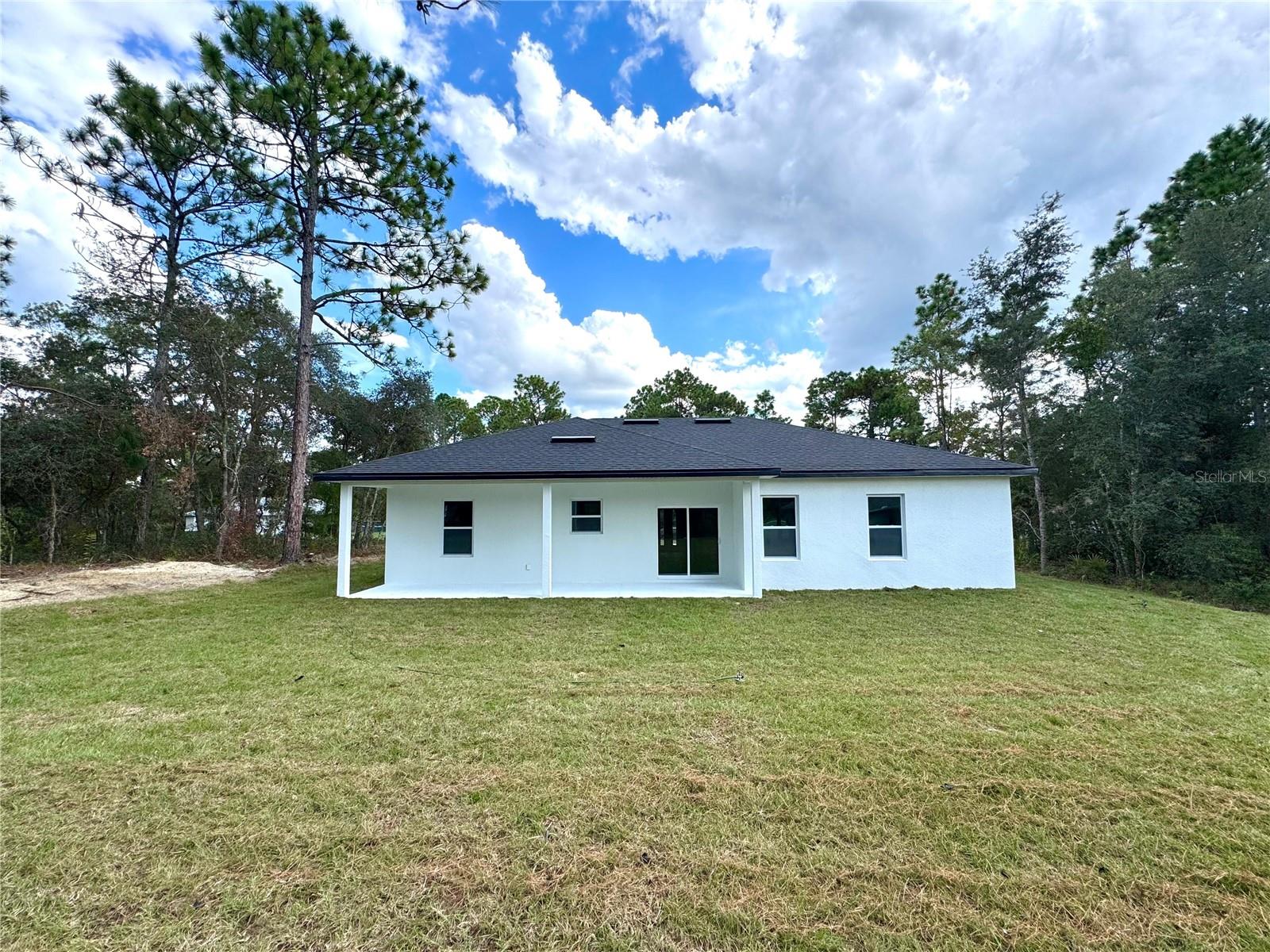 Listing photo id 7 for 2077 Linden Drive