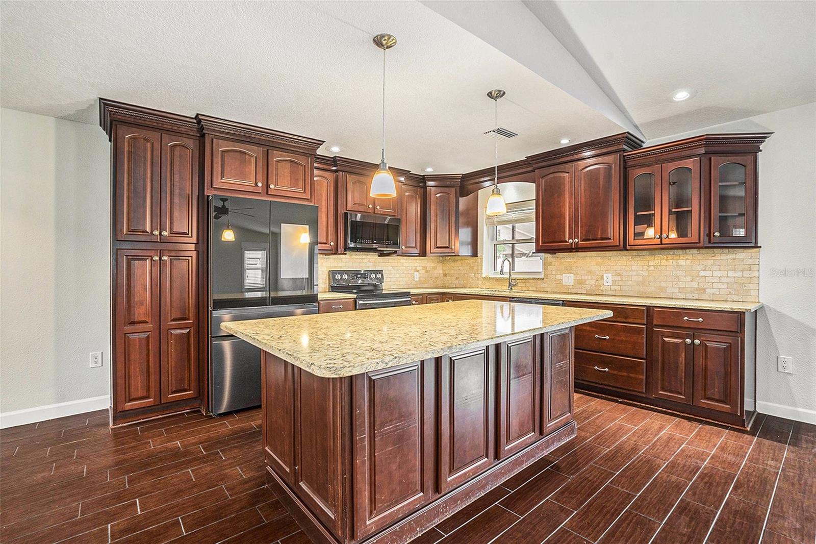 Image 14 of 27 For 8010 Buttonball Lane