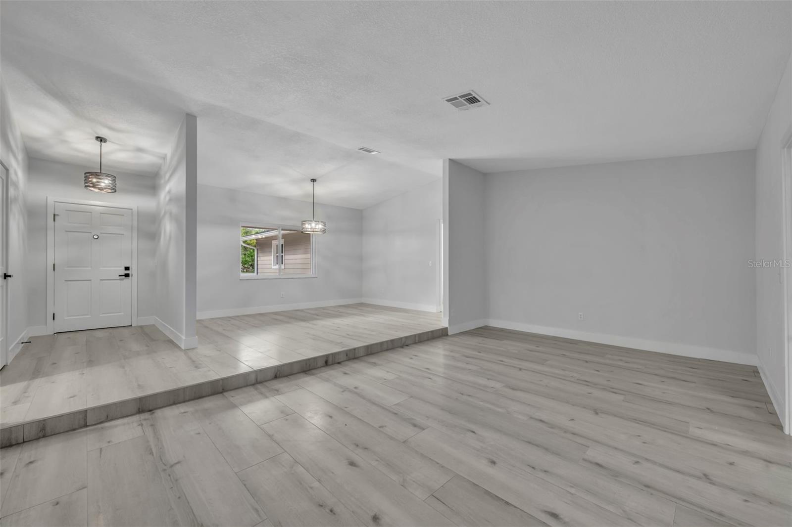 Image 5 of 65 For 672 Silver Creek Drive