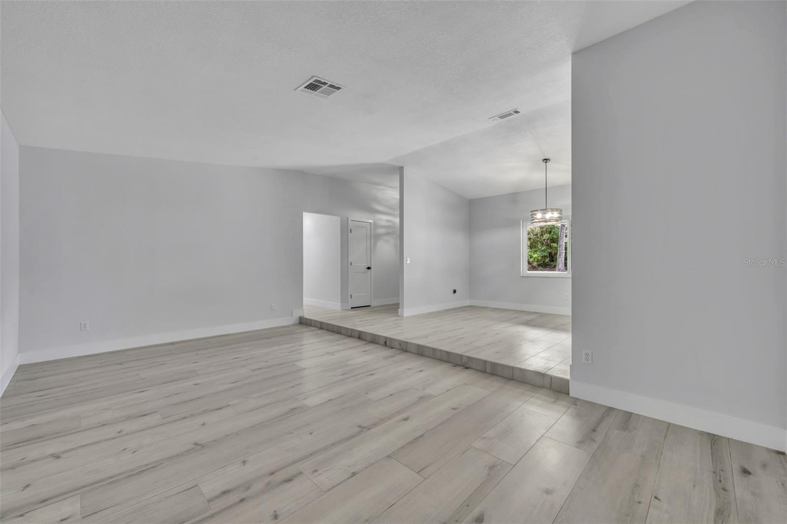 Image 6 of 65 For 672 Silver Creek Drive