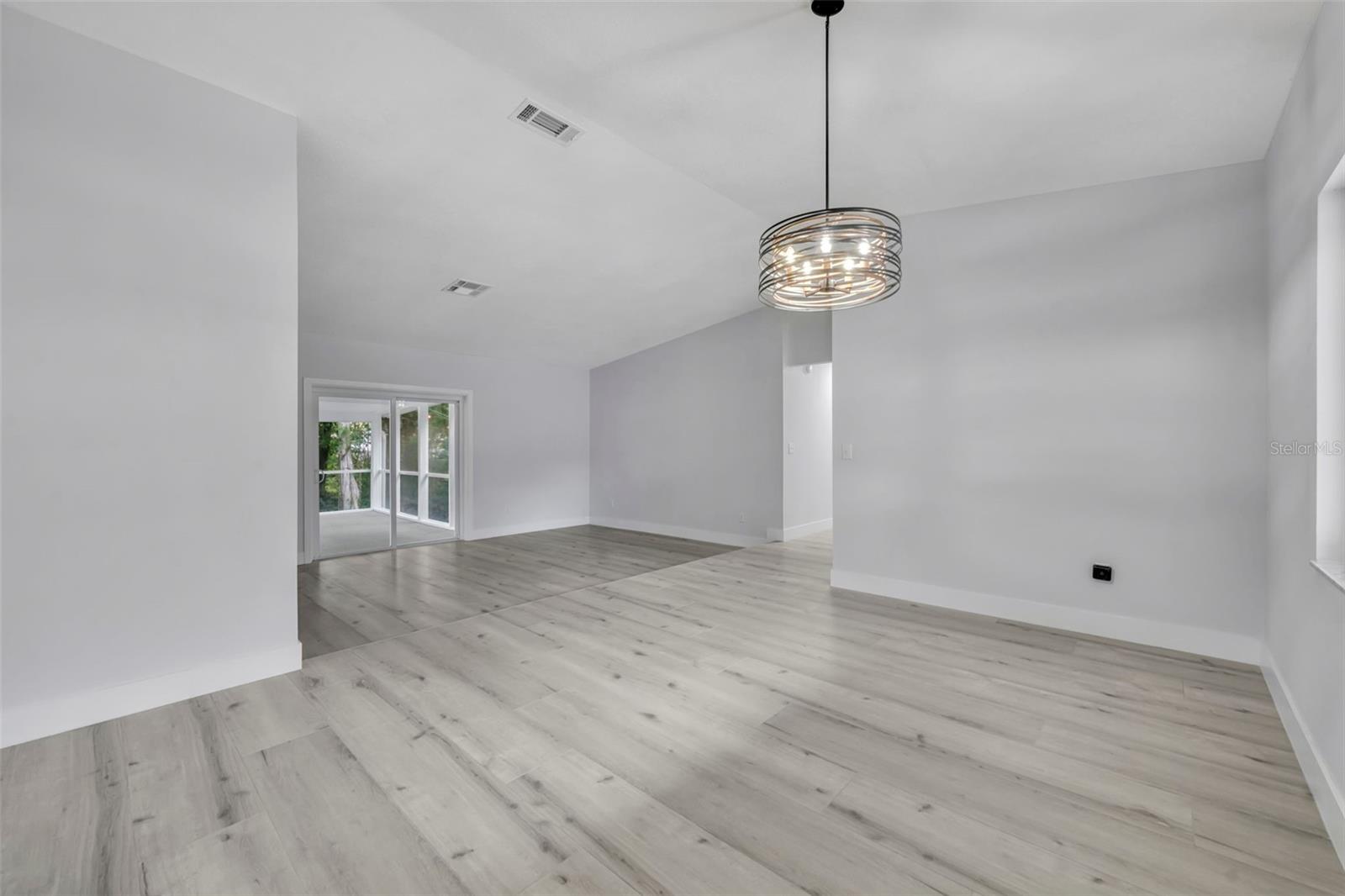 Image 9 of 65 For 672 Silver Creek Drive