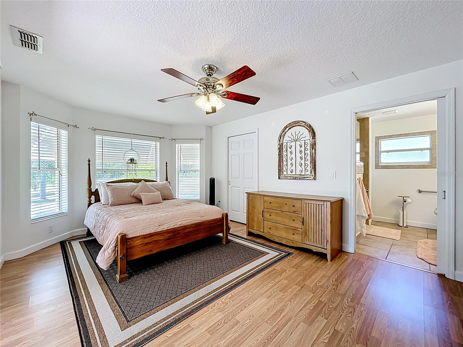 Image 46 of 100 For 527 Sunnyside Drive