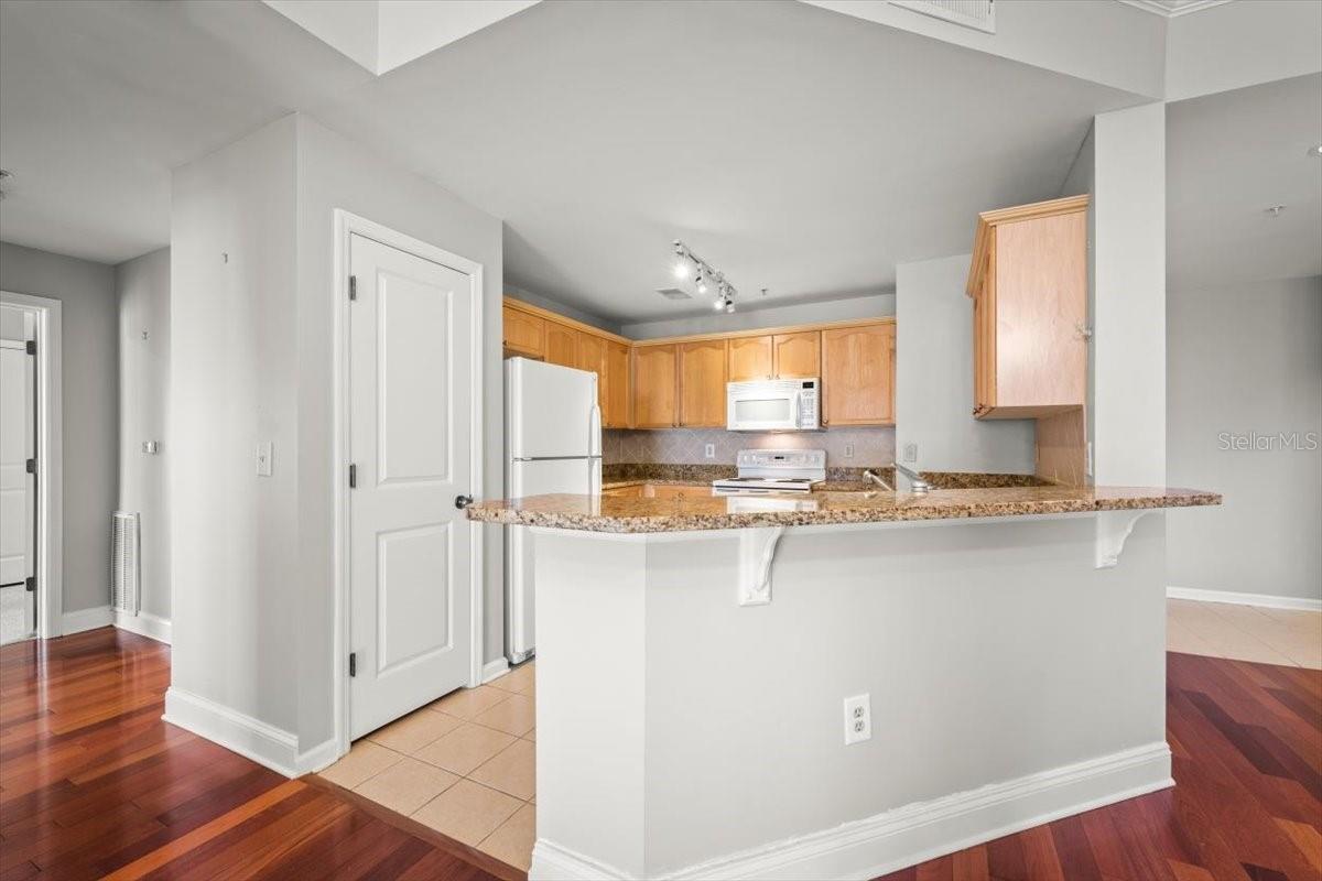 Image 11 of 50 For 400 Bay Street 602