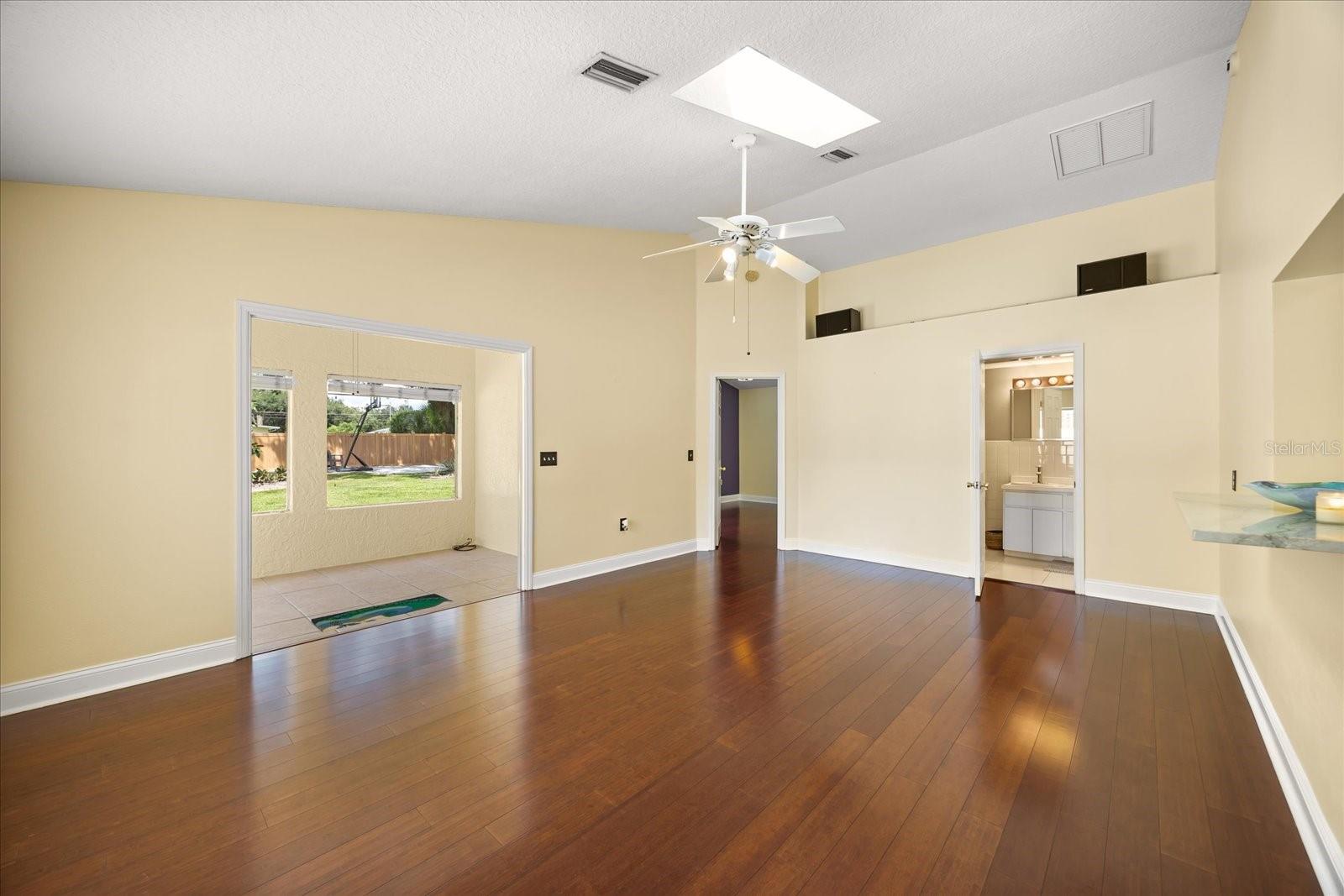 Image 11 of 41 For 1615 Poe Avenue