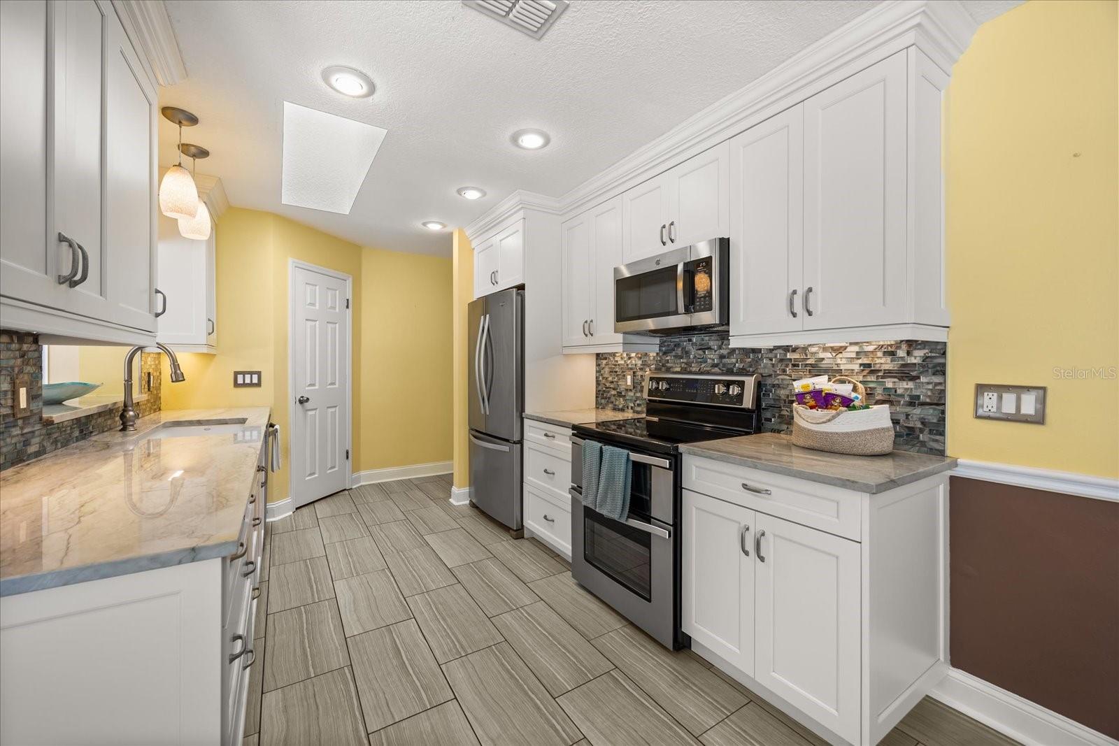 Image 14 of 41 For 1615 Poe Avenue