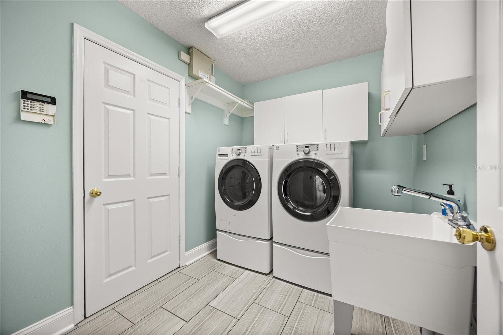 Image 22 of 41 For 1615 Poe Avenue
