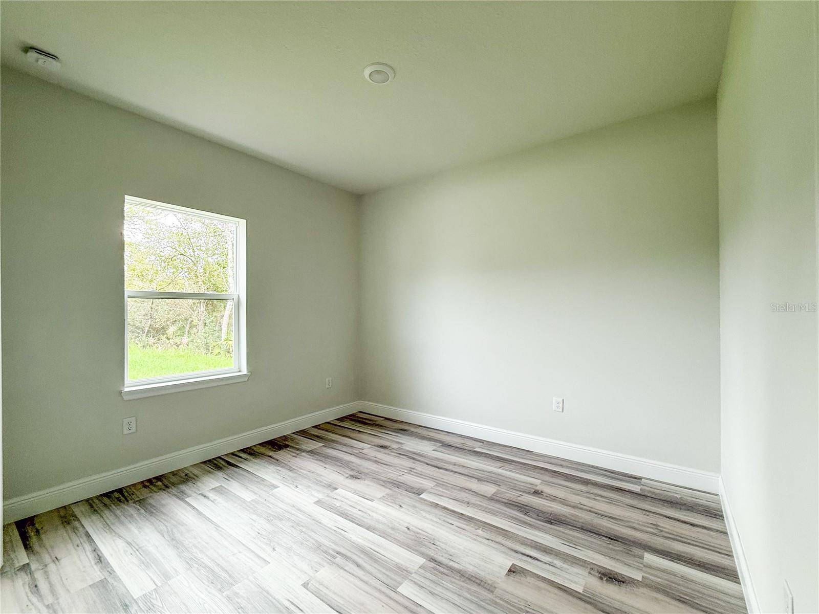 Image 13 of 31 For 15716 46th Avenue Road