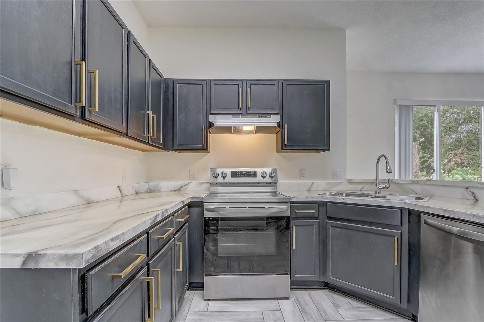 Image 20 of 40 For 1023 Embrun Court