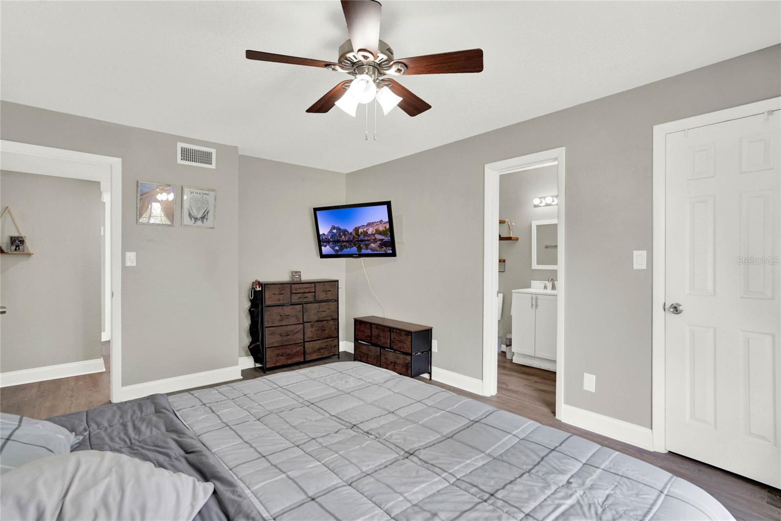 Image 13 of 35 For 5545 Devonbriar Way I201