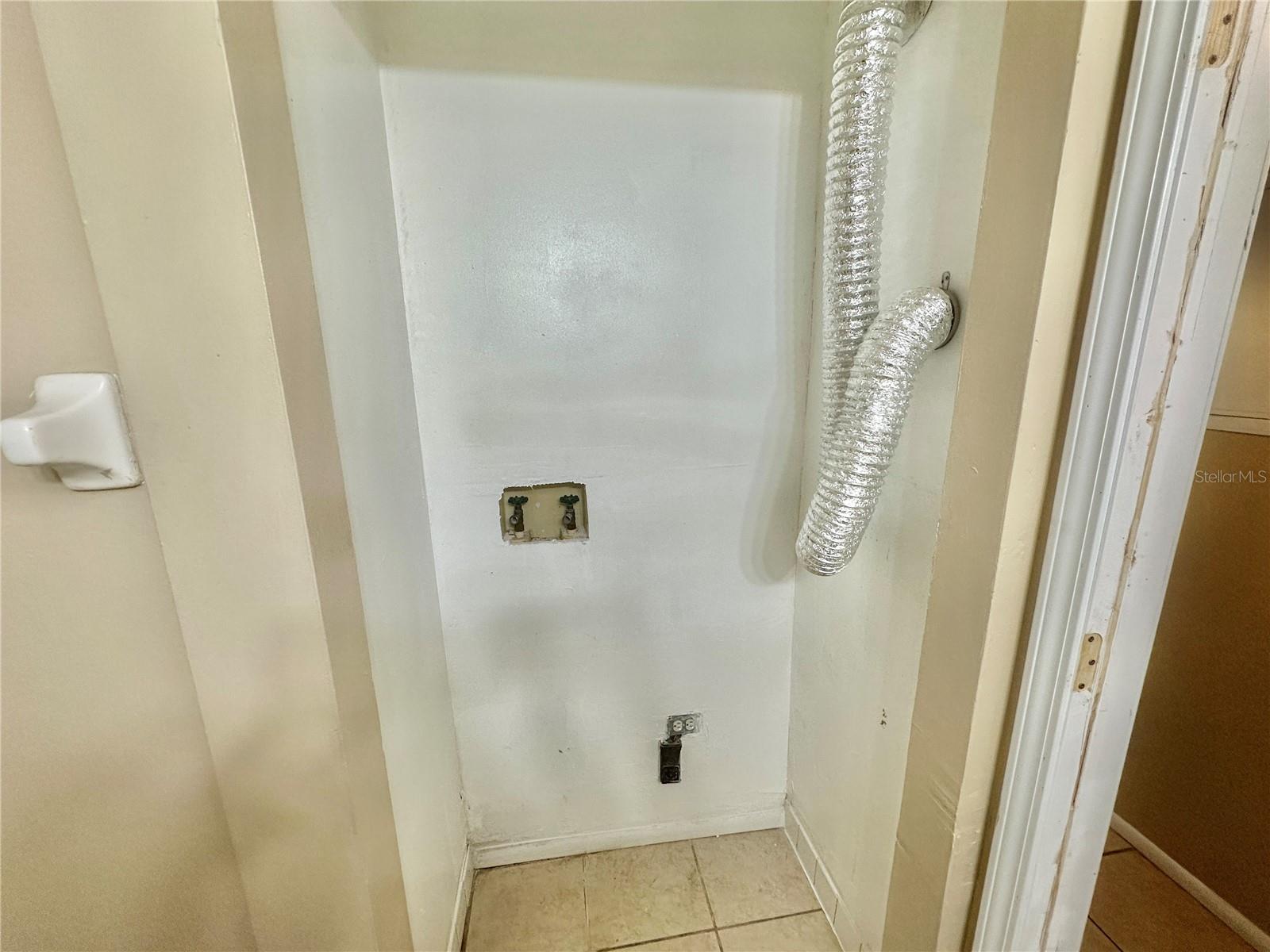 Image 7 of 13 For 2550 Park Avenue A