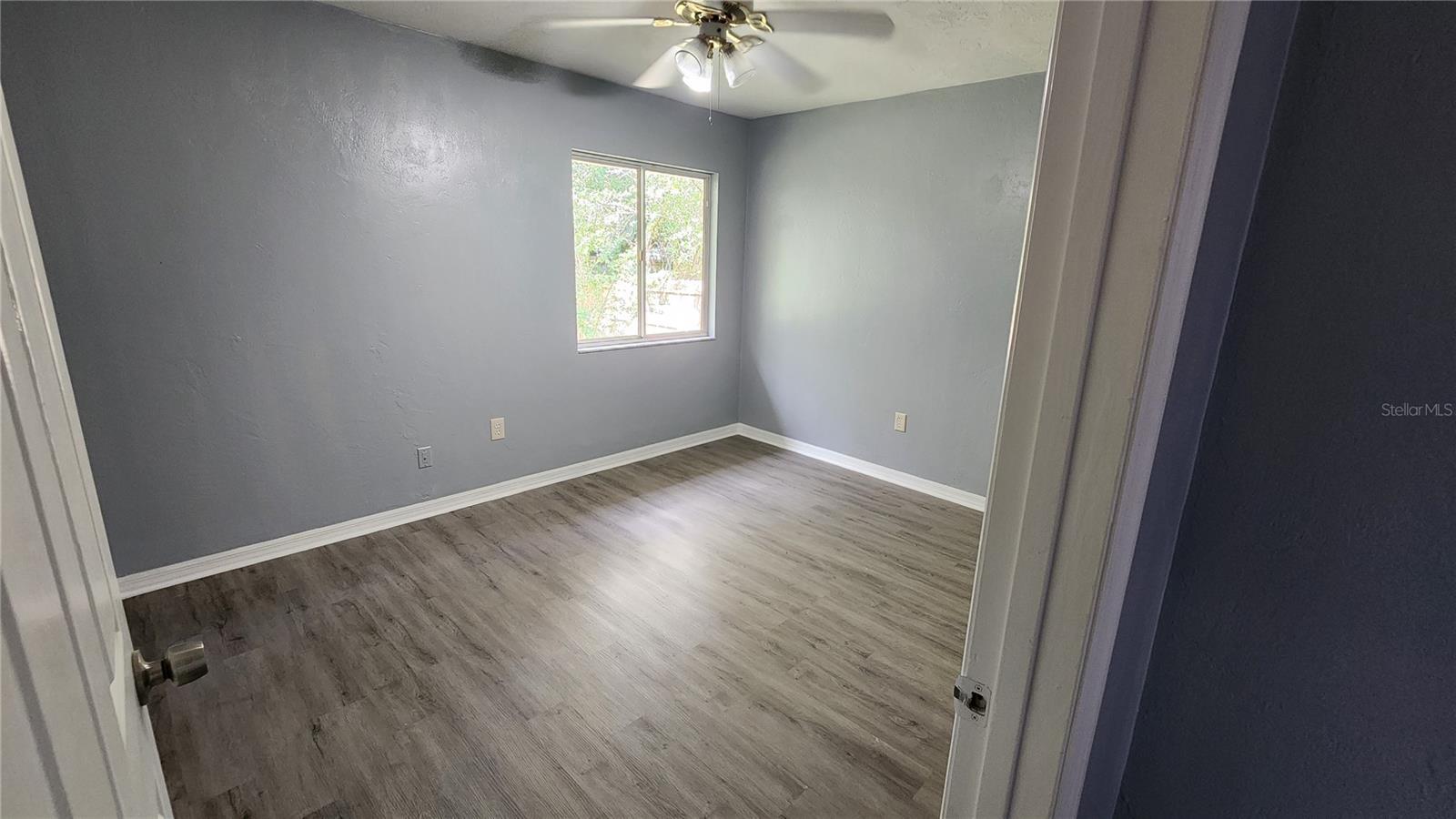 Image 17 of 19 For 300 Sun Oaks Court