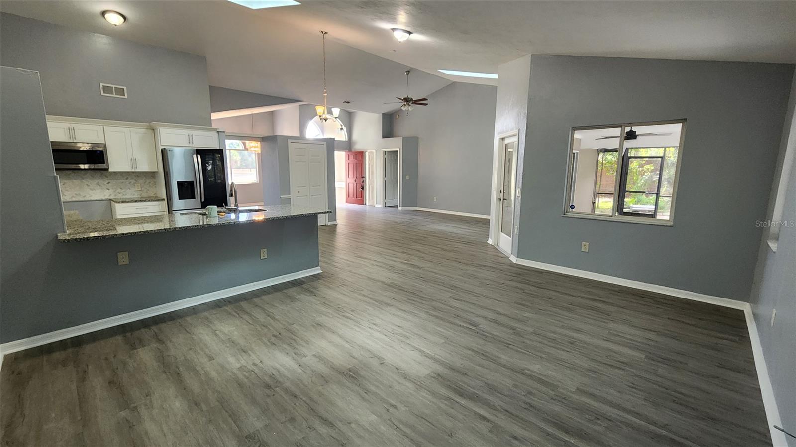 Image 8 of 19 For 300 Sun Oaks Court