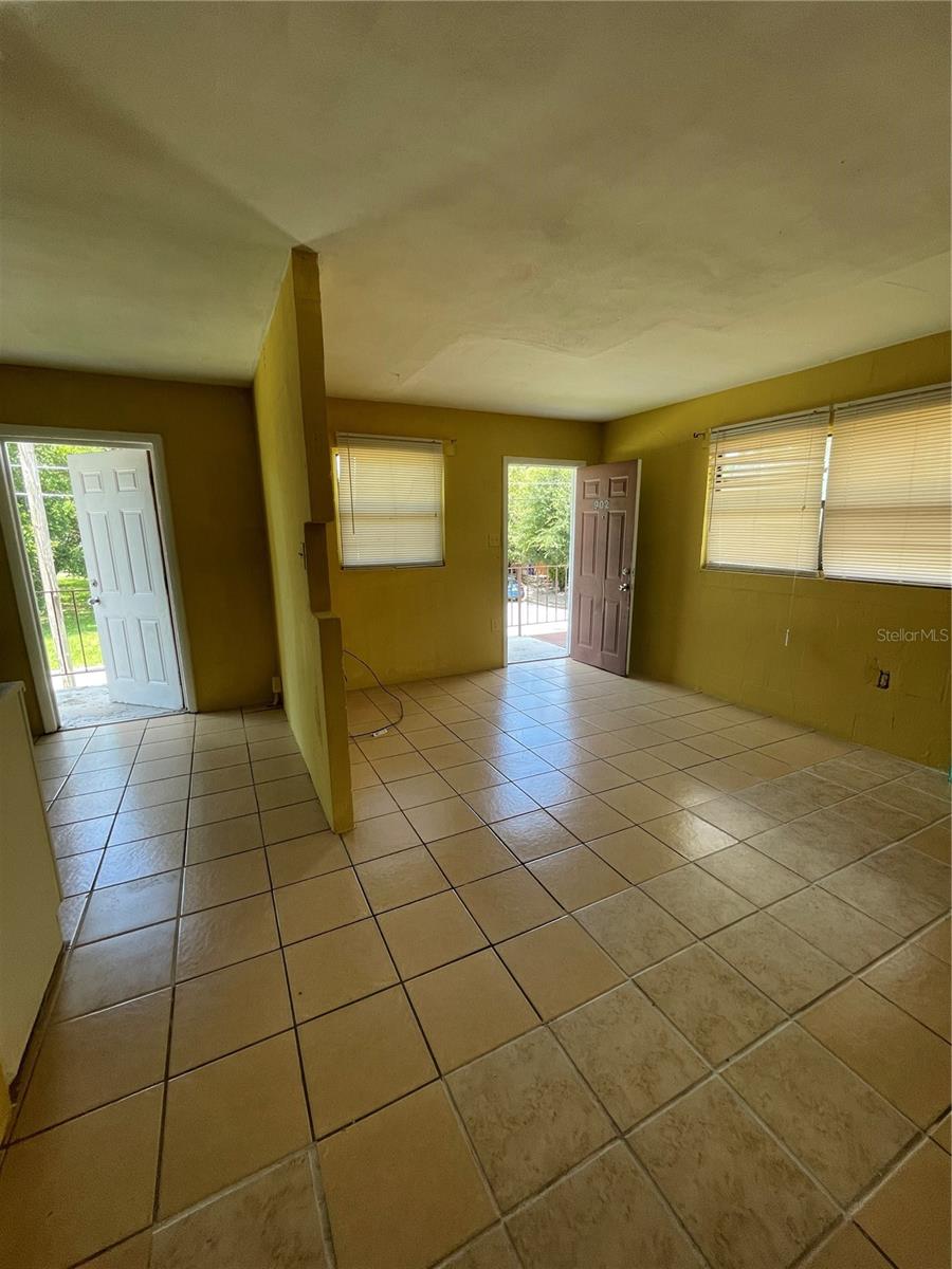 Image 2 of 7 For 900 Colyer Street 902