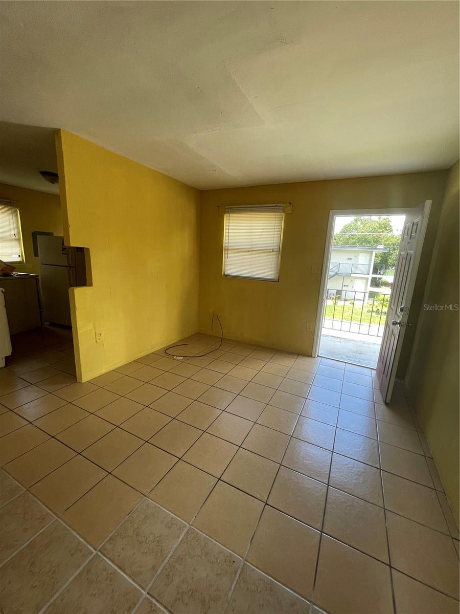 Image 3 of 7 For 900 Colyer Street 902
