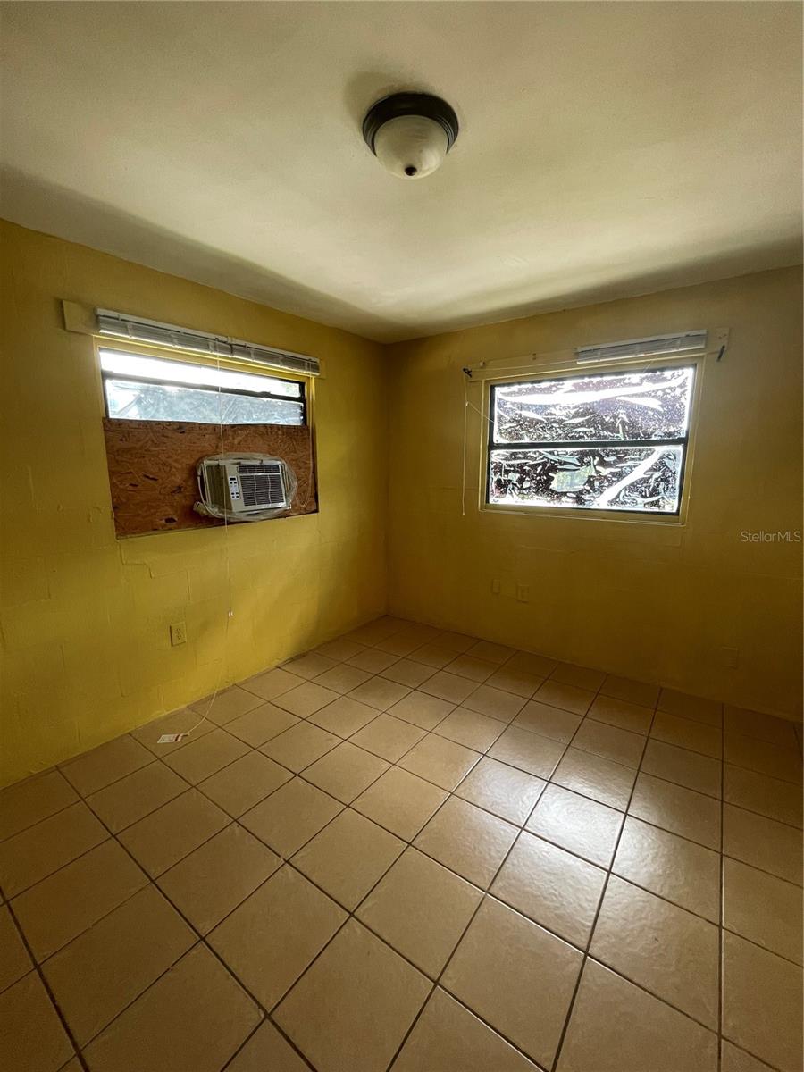 Image 6 of 7 For 900 Colyer Street 902