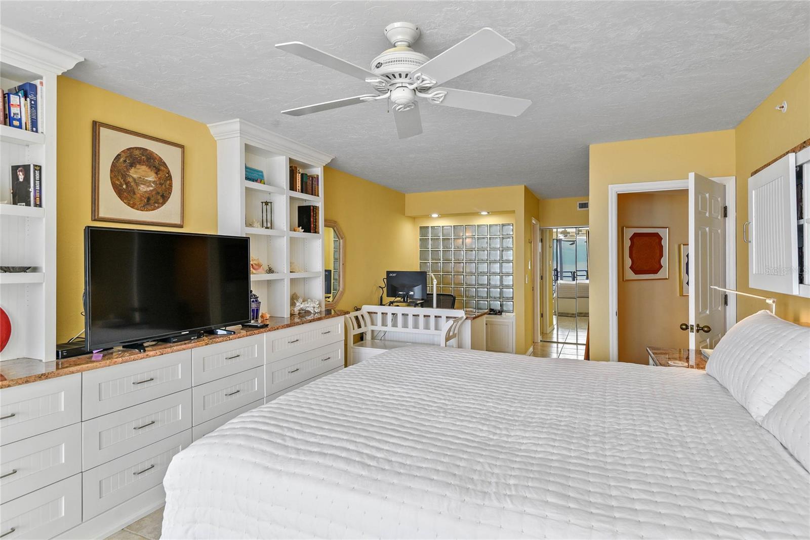 Image 22 of 39 For 4493 Atlantic Avenue 806