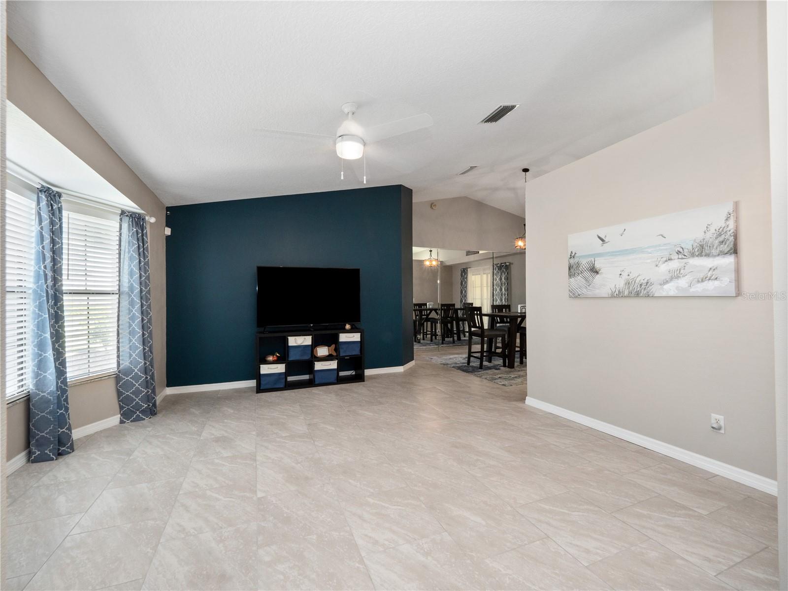 Image 5 of 44 For 21524 Queen Anne Court