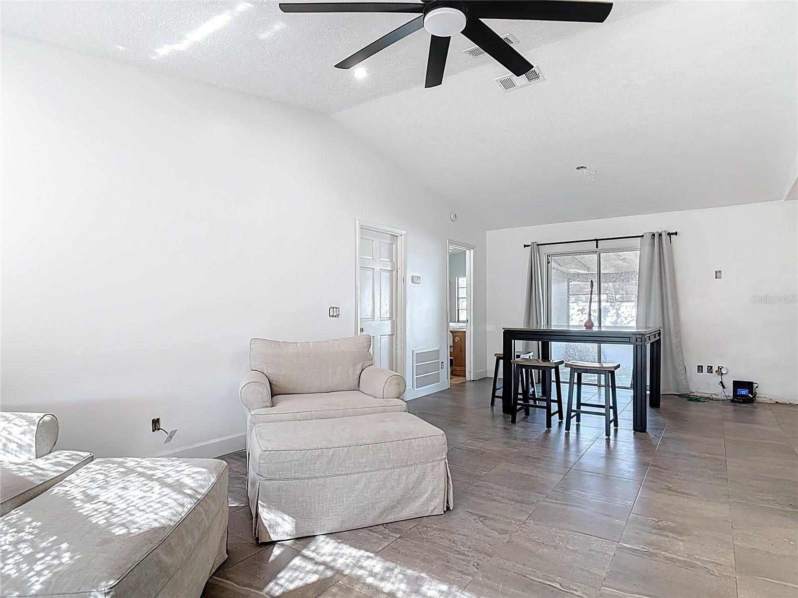 Image 4 of 22 For 9737 Heatherwood Court