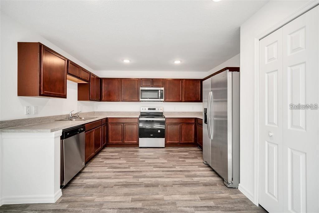 Image 2 of 7 For 816 Cardinal Way