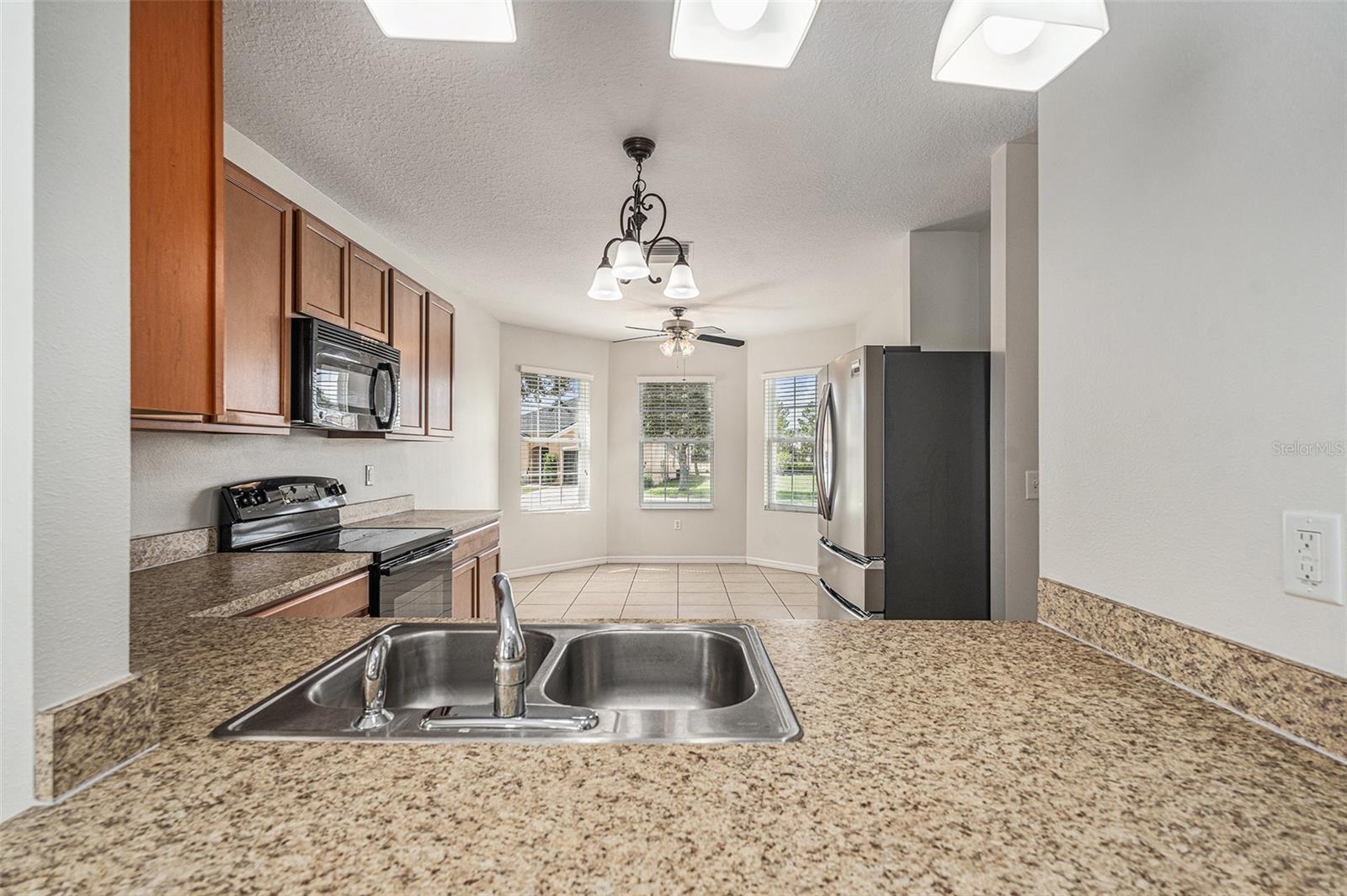 Listing photo id 12 for 3835 Windance Avenue