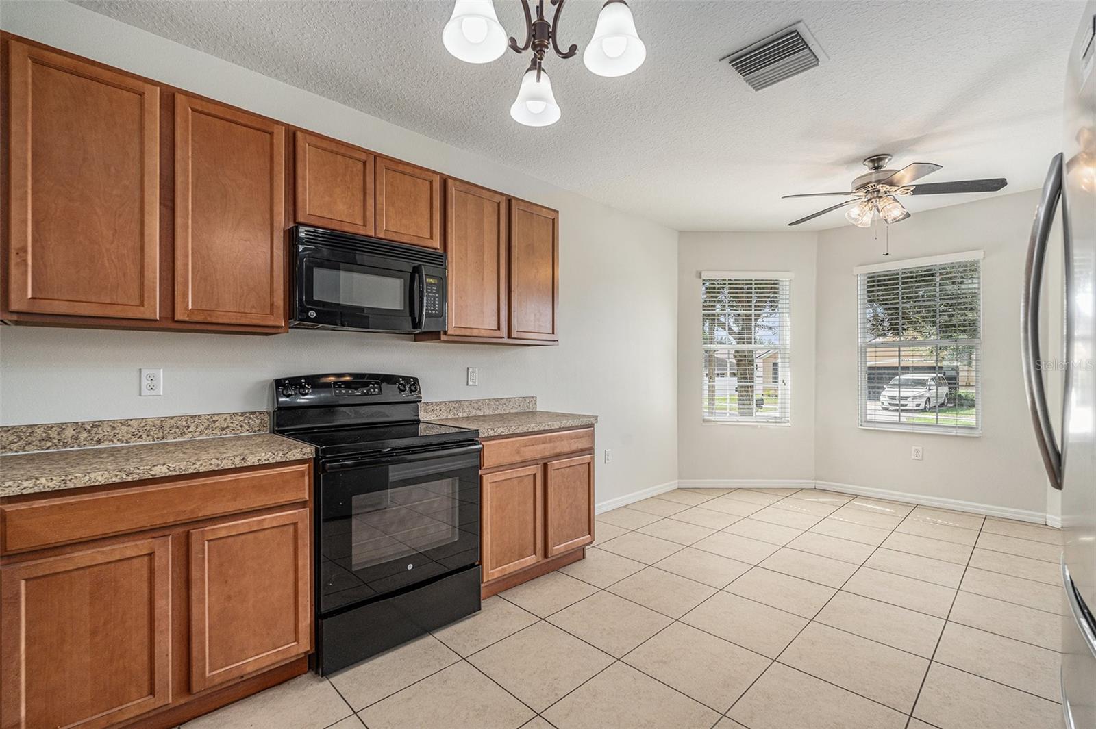 Listing photo id 13 for 3835 Windance Avenue