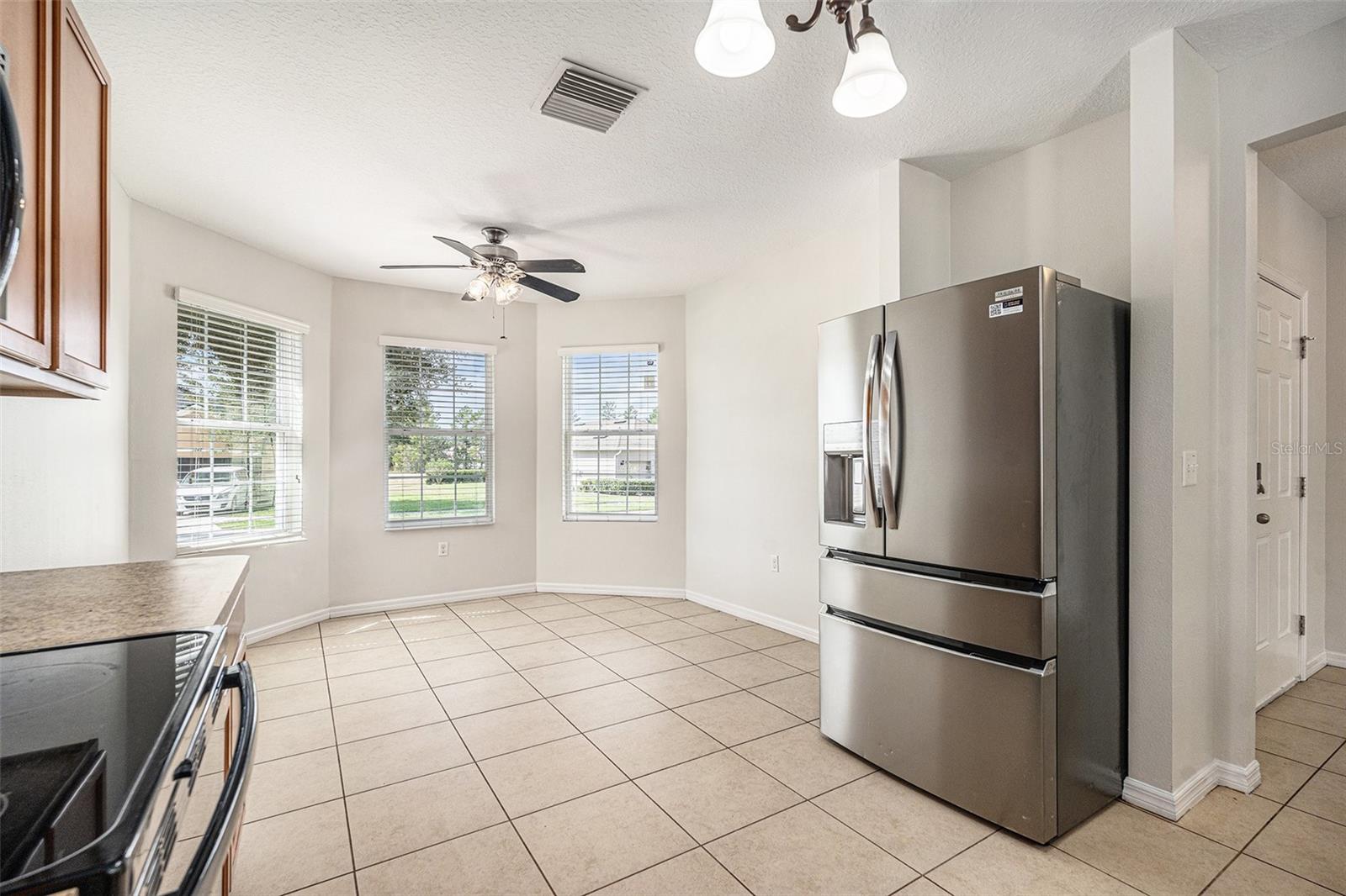 Listing photo id 14 for 3835 Windance Avenue