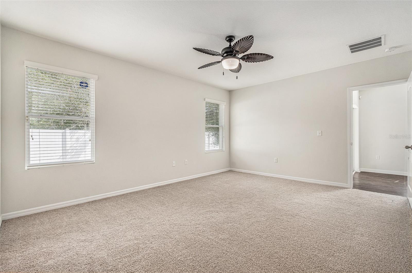 Listing photo id 17 for 3835 Windance Avenue