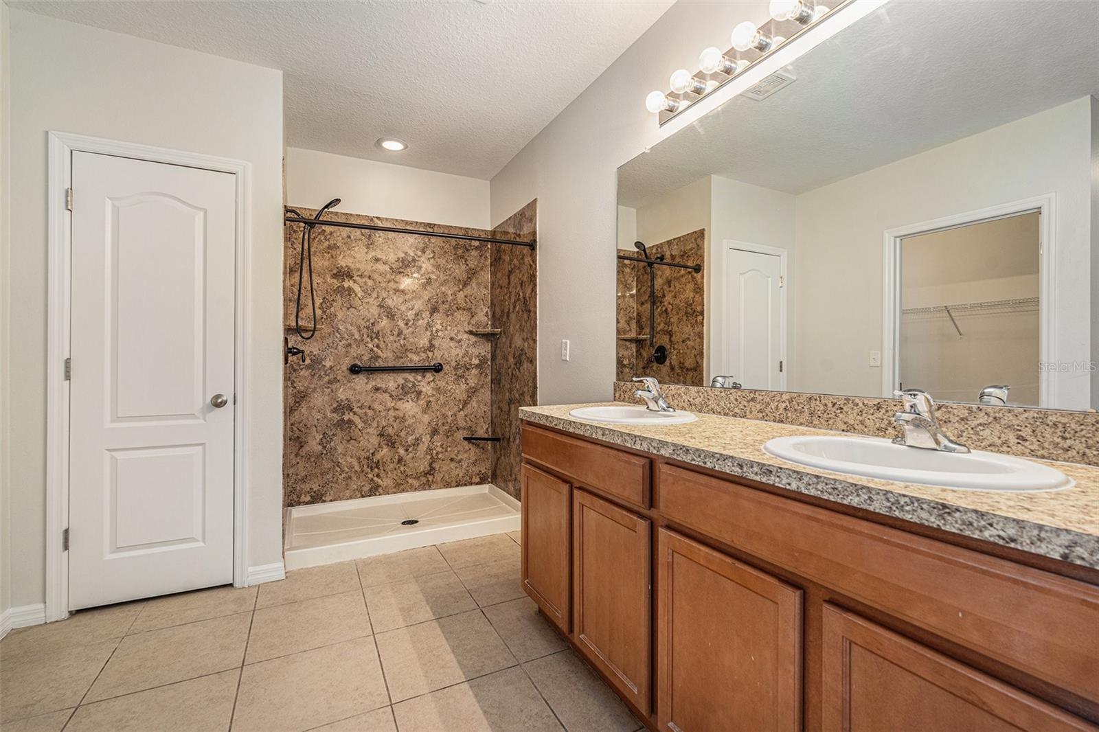 Listing photo id 18 for 3835 Windance Avenue