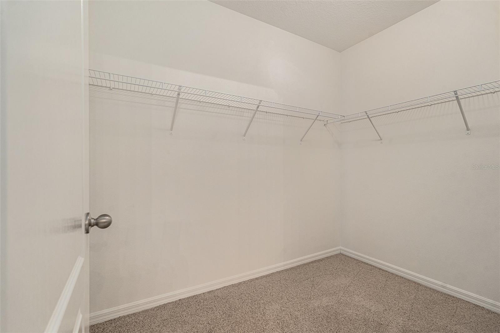 Listing photo id 19 for 3835 Windance Avenue