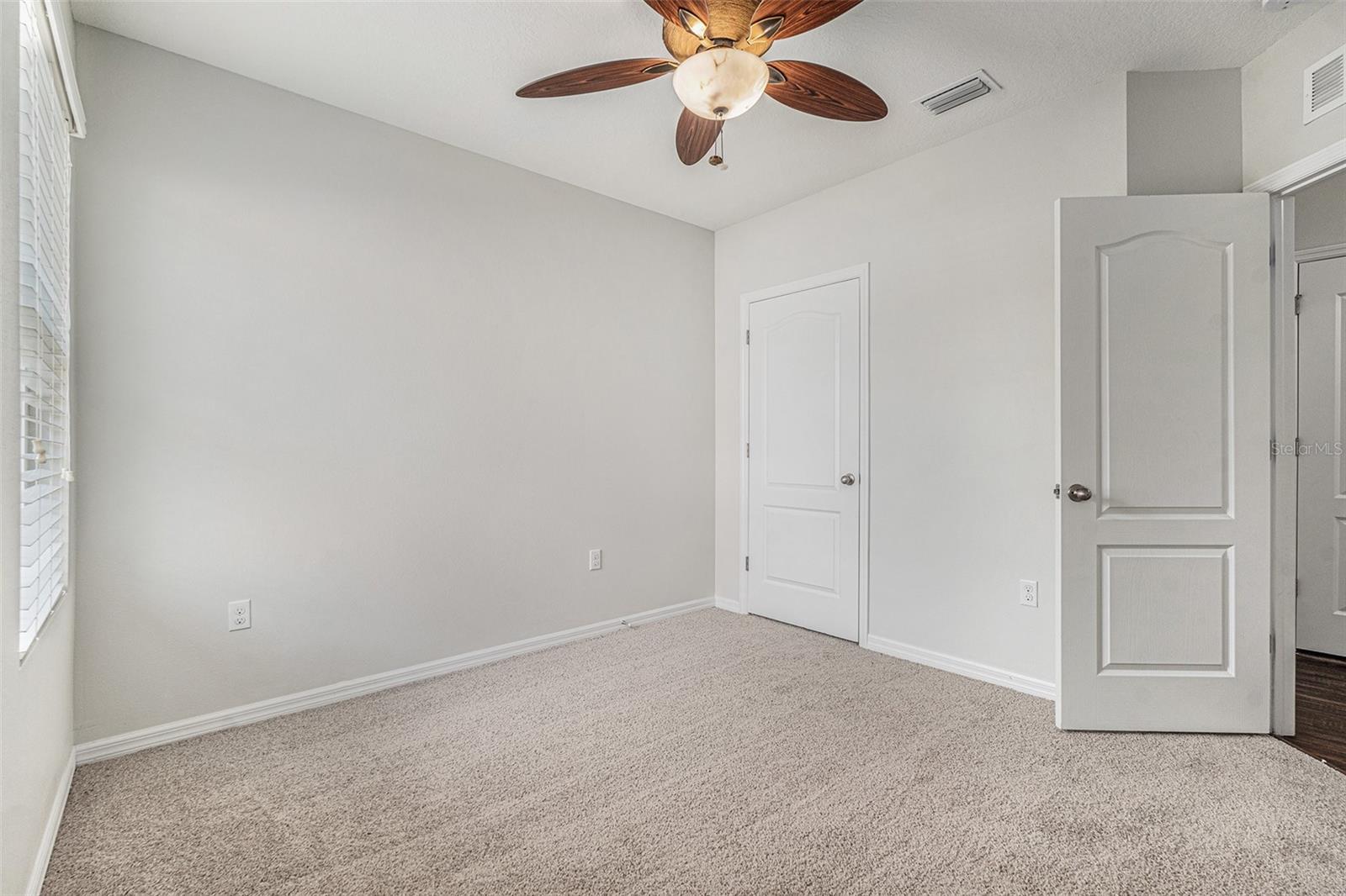 Listing photo id 21 for 3835 Windance Avenue