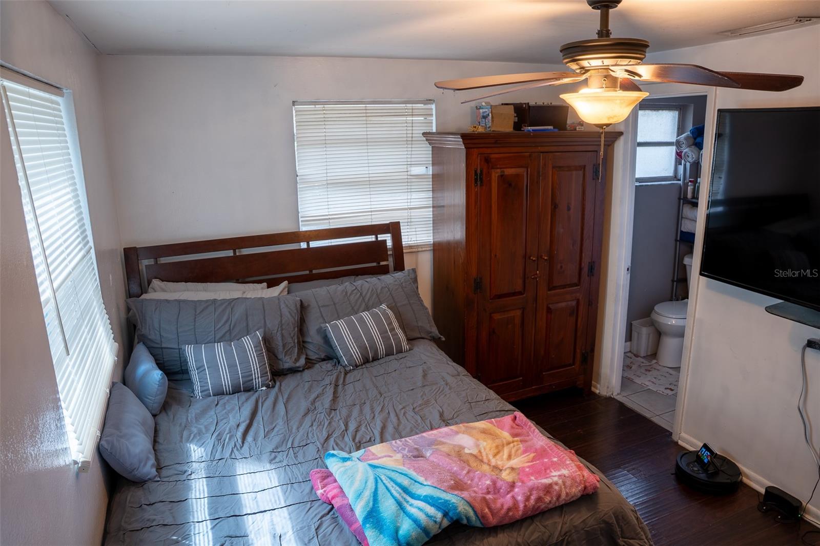 Image 13 of 23 For 4617 Seneca Avenue
