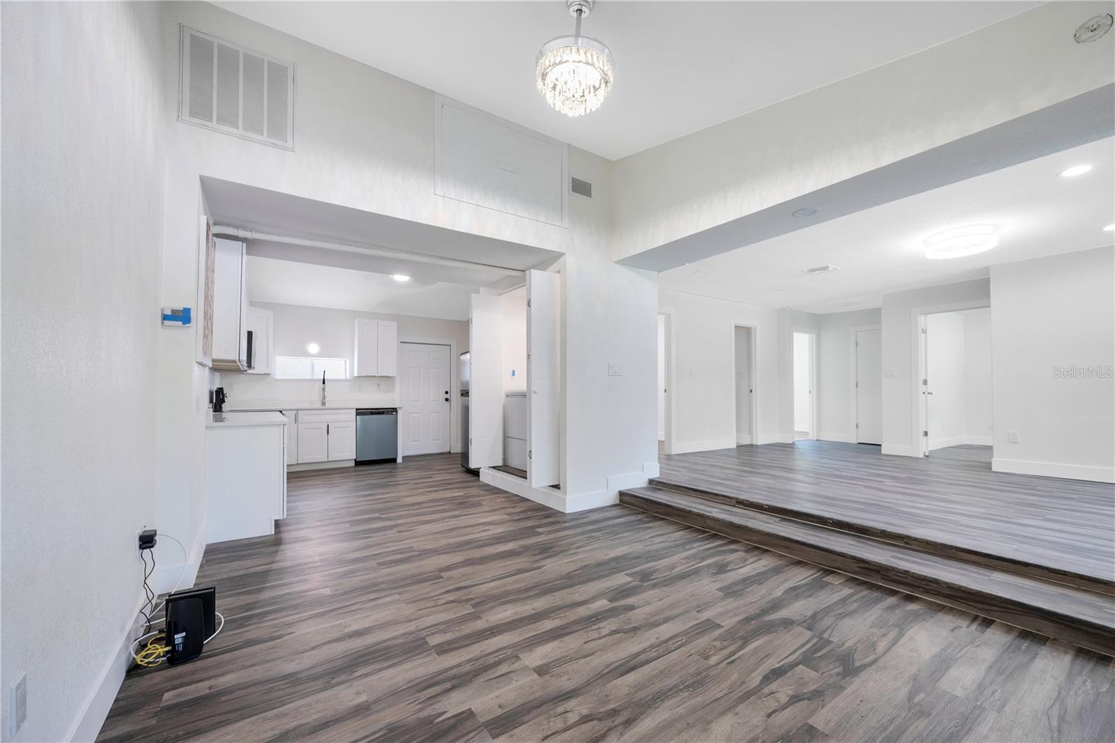 Image 6 of 26 For 2425 Tanglewood Street