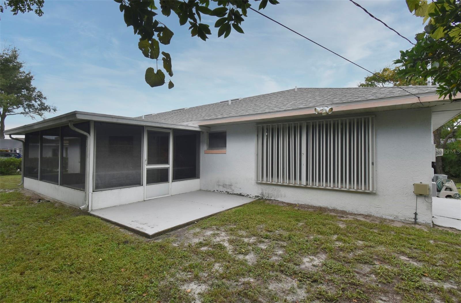 Listing photo id 14 for 1045 Windbrook Drive