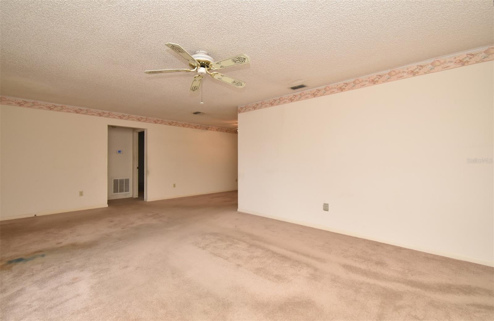 Listing photo id 18 for 1045 Windbrook Drive