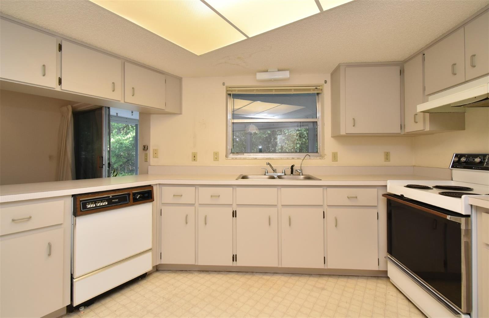 Listing photo id 23 for 1045 Windbrook Drive