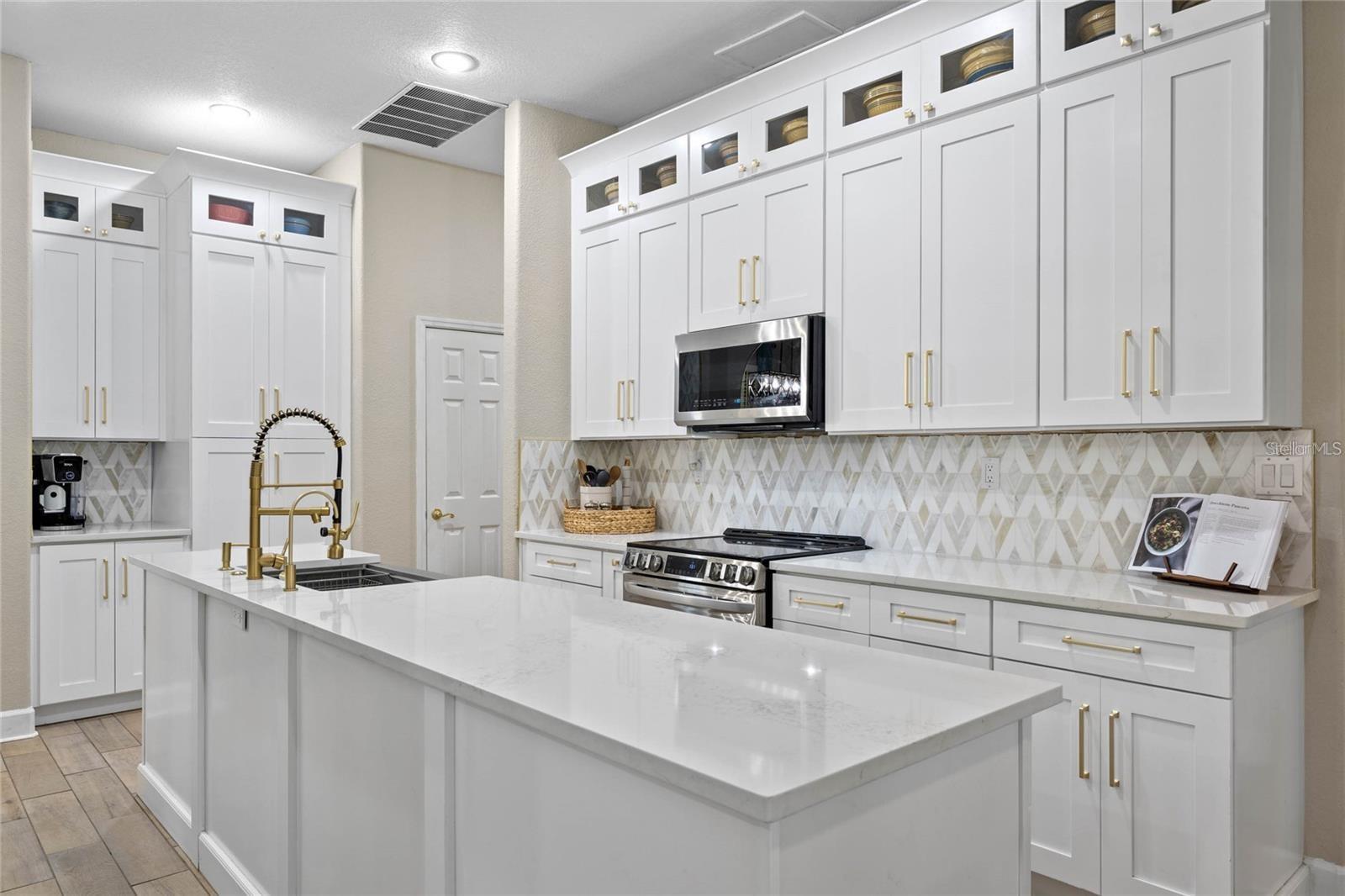 Image 10 of 47 For 10537 Versailles Boulevard