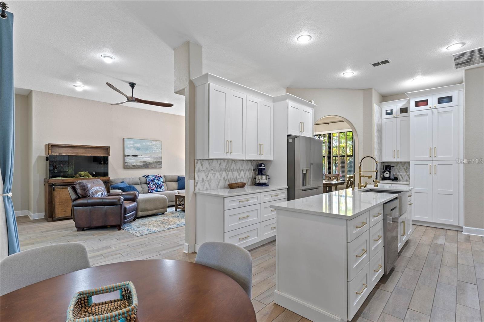 Image 11 of 47 For 10537 Versailles Boulevard