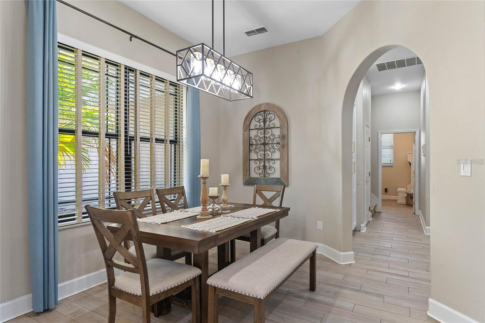 Image 12 of 47 For 10537 Versailles Boulevard